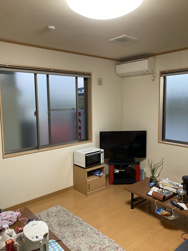 休憩所でお昼を食べたりテレビを見たり。くつろげます。